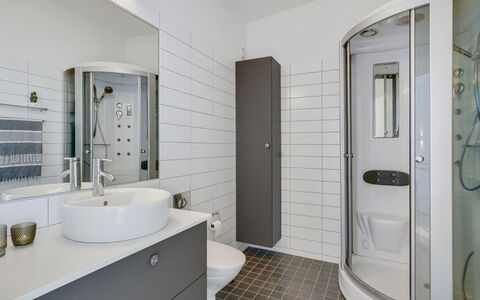 Pirkko - 100M from the Sea: Badezimmer, Armatur, Flooring, Interior Design, Bad Sink, Fussboden, Toilette, Sinken, Zapfhahn, Installation