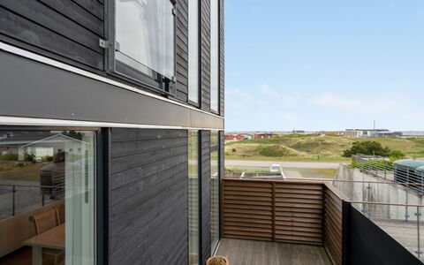 Pirkko - 100M from the Sea: Holz, Verbundwerkstoff, Abstellgleis, Wohnung, Metall, Balkon, Daylighting, Glas, Hartholz, Planke