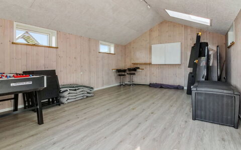 Tahvo - 3.3Km from the Sea: Strauch, Urban Design, Ground, Backstein, Wohnung, Estate, Mauerwerk, Balkon, Landscaping