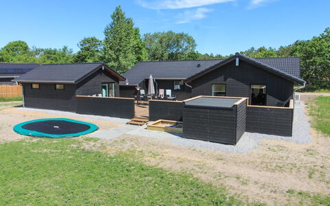 Tahvo - 3.3Km from the Sea: Strauch, Urban Design, Ground, Backstein, Wohnung, Estate, Mauerwerk, Balkon, Landscaping