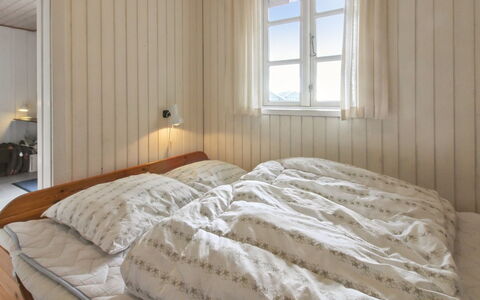 Gertruda - 2.3Km from the Sea: Holz, Schlafzimmer, Bett, Bettdecke, Fussboden, Bedding, Flooring, Linens, Interior Design, Bettrahmen