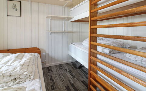 Gertruda - 2.3Km from the Sea: Flooring, Fussboden, Holz, Interior Design, Bett, Etagenbett, Schlafzimmer, Decke, Bettdecke, Holzbeize