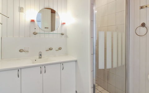 Gertruda - 2.3Km from the Sea: Armatur, Wand, Flooring, Badezimmer, Bad Sink, Fussboden, Interior Design, Sinken, Badezimmerschrank, Installation