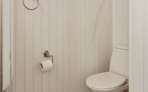 Gertruda - 2.3Km from the Sea: Holz, Armatur, Badezimmer, Flooring, Toilleten Sitz, Fussboden, Toilette, Installation, Sinken, Zapfhahn