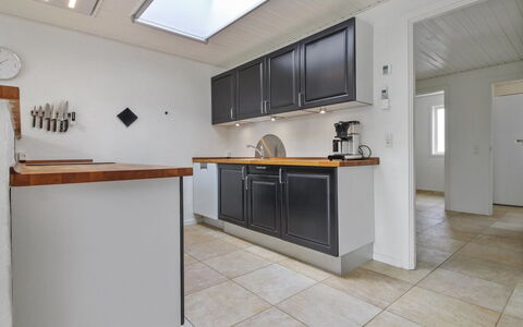 Vieno - 2.6Km from the Sea: Flooring, Küche, Interior Design, Countertop, Holz, Fussboden, Decke, Cabinetry, Küchengerät, Major Appliance