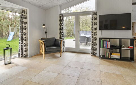 Vieno - 2.6Km from the Sea: Flooring, Fussboden, Interior Design, Decke, Möbel, Fliese, Zimmer, Wohnzimmer, Stuhl