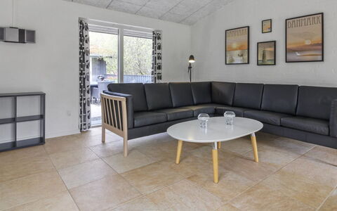 Vieno - 2.6Km from the Sea: Flooring, Möbel, Fussboden, Interior Design, Holz, Couch, Wohnzimmer, Beleuchtung, Decke, Tabelle