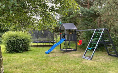 Vieno - 2.6Km from the Sea: Spielplatz Rutsche, Spielmittel, Rutsche, Garten, Spielplatz, Erholung, Freizeit, Rasen, Schatten, Hinterhof