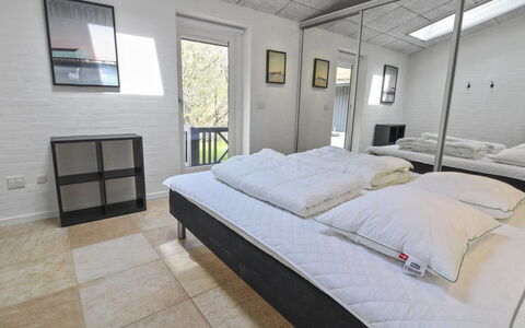 Vieno - 2.6Km from the Sea: Schlafzimmer, Bett, Fussboden, Interior Design, Flooring, Möbel, Decke, Bedding, Bettdecke, Zimmer