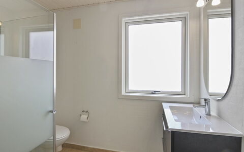 Vieno - 2.6Km from the Sea: Armatur, Badezimmer, Wand, Bad Sink, Flooring, Fussboden, Interior Design, Sinken, Decke, Zapfhahn