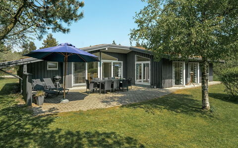 Vieno - 2.6Km from the Sea: Holz, Flooring, Möbel, Sinken, Interior Design, Fussboden, Major Appliance, Countertop, Armatur, Küche