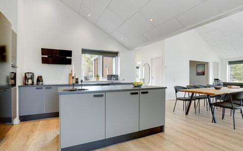 Heidi - 1Km from the Sea: Flooring, Interior Design, Küche, Holz, Fussboden, Countertop, Möbel, Decke, Cabinetry, Küchengerät