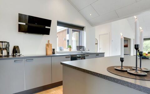 Heidi - 1Km from the Sea: Flooring, Interior Design, Küche, Countertop, Decke, Cabinetry, Fussboden, Küchengerät, Haushaltsgerät, Light Fixture