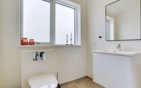 Heidi - 1Km from the Sea: Interior Design, Badezimmer, Flooring, Wand, Armatur, Fussboden, Decke, Installation, Zapfhahn, Badezimmerschrank