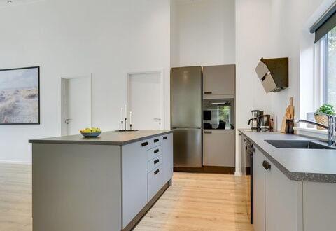 Heidi - 1Km from the Sea: Küche, Countertop, Küchengerät, Interior Design, Flooring, Möbel, Cabinetry, Fussboden, Holz, Major Appliance