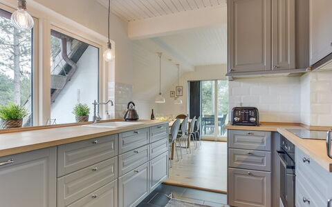 Reijo: Küche, Flooring, Cabinetry, Holz, Countertop, Interior Design, Küchengerät, Fussboden, Decke, Schublade