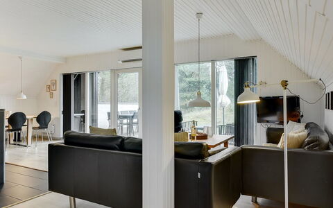 Reijo: Möbel, Interior Design, Flooring, Fussboden, Decke, Holz, Couch, Light Fixture, Wohnzimmer, Beleuchtung