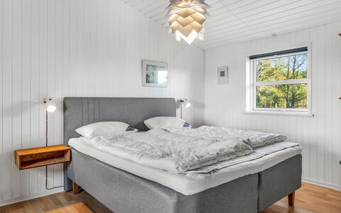Dietmar - 2.8Km from the Sea: Flooring, Interior Design, Decke, Fussboden, Schlafzimmer, Bett, Bedding, Linens, Light Fixture, Bettdecke