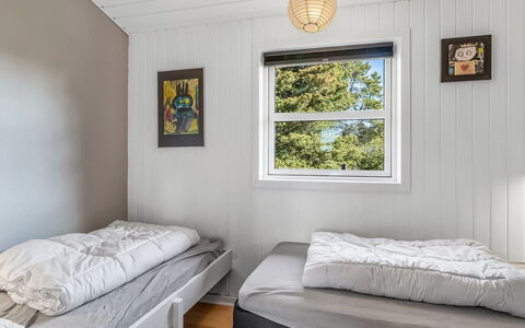 Dietmar - 2.8Km from the Sea: Wand, Schlafzimmer, Holz, Bett, Fussboden, Flooring, Interior Design, Decke, Bedding, Bettdecke