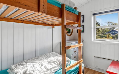 Dietmar - 2.8Km from the Sea: Etagenbett, Holz, Schlafzimmer, Decke, Interior Design, Zuhause, Bett, Holzbeize, Hartholz, Fussboden