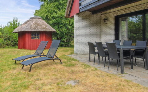 Vendela - 2.5Km from the Sea: Hütte, Schatten, Gartenmöbel, Stuhl, Garten, Bauernhaus, Rasen, Garten, Hinterhof, Holzbeize