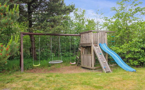 Vendela - 2.5Km from the Sea: Spielplatz Rutsche, Holz, Spielmittel, Garten, Rutsche, Hinterhof, Spielplatz, Rasen, Schatten, Garten
