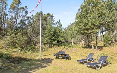 Galathea - 800M from the Sea: Blau, Baum, Grundstueck, Gehölz, Wiese, Schatten, Park, Immergrün, Gartenmöbel