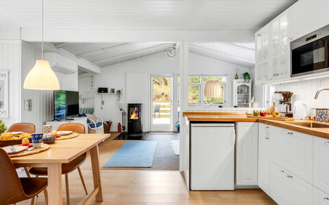 Galathea - 800M from the Sea: Küche, Interior Design, Flooring, Möbel, Countertop, Holz, Decke, Fussboden, Light Fixture, Holzboden