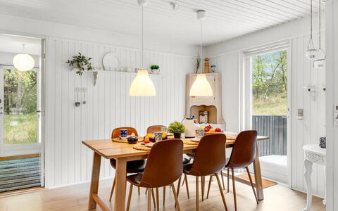 Galathea - 800M from the Sea: Möbel, Interior Design, Flooring, Holz, Esszimmer, Light Fixture, Decke, Küche & Esszimmer Tisch, Tabelle, Holzboden