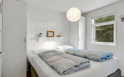 Galathea - 800M from the Sea: Bett, Schlafzimmer, Interior Design, Bettdecke, Bedding, Decke, Holz, Fussboden, Möbel, Flooring