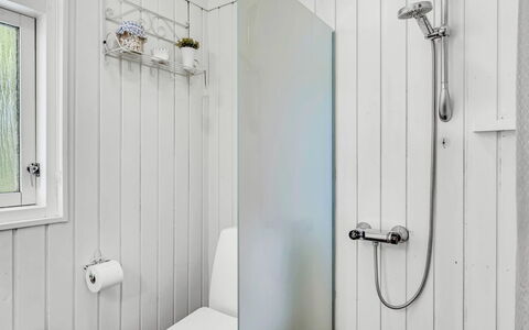 Galathea - 800M from the Sea: Badezimmer, Armatur, Wand, Flooring, Toilette, Interior Design, Installation, Fussboden, Zapfhahn, Toilleten Sitz