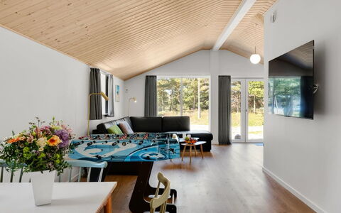 Etti - 1Km from the Sea: Interior Design, Möbel, Flooring, Fussboden, Holz, Decke, Light Fixture, Zuhause, Wohnzimmer, Couch