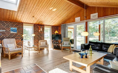 Etti - 1Km from the Sea: Möbel, Holz, Interior Design, Zuhause, Decke, Couch, Wohnzimmer, Flooring, Tabelle, Fussboden