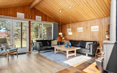 Etti - 1Km from the Sea: Holz, Flooring, Möbel, Fussboden, Interior Design, Decke, Zuhause, Haus, Wohnzimmer, Hütte