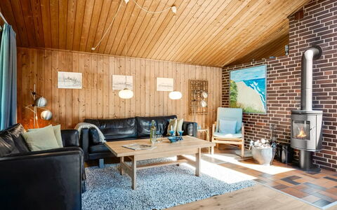 Etti - 1Km from the Sea: Möbel, Interior Design, Couch, Holz, Flooring, Wohnzimmer, Decke, Fussboden, Zimmer, Zuhause