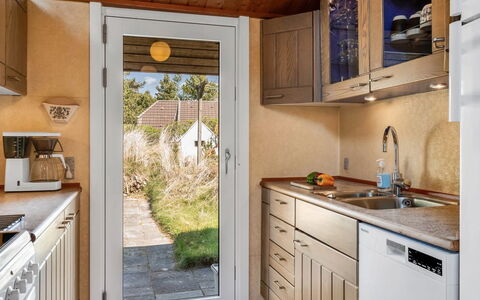 Etti - 1Km from the Sea: Küche, Holz, Countertop, Major Appliance, Spüle, Küchengerät, Möbel, Flooring, Cabinetry, Zuhause
