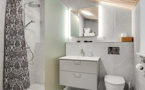 Etti - 1Km from the Sea: Flooring, Armatur, Interior Design, Badezimmer, Bad Sink, Fussboden, Wand, Sinken, Badezimmerschrank, Zapfhahn