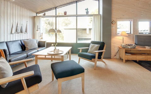Pisana - 400M from the Sea: Möbel, Interior Design, Flooring, Holz, Fussboden, Decke, Wohnzimmer, Couch, Light Fixture, Zimmer