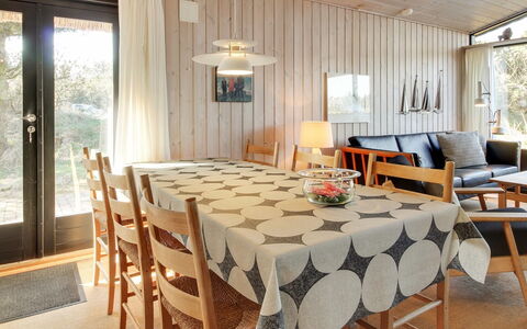 Pisana - 400M from the Sea: Möbel, Interior Design, Holz, Flooring, Stuhl, Tabelle, Decke, Esszimmer, Light Fixture, Küche & Esszimmer Tisch