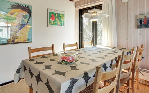 Pisana - 400M from the Sea: Möbel, Interior Design, Flooring, Holz, Esszimmer, Stuhl, Tabelle, Küche & Esszimmer Tisch, Fussboden, Decke