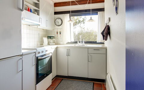 Pisana - 400M from the Sea: Küchengerät, Küche, Major Appliance, Countertop, Flooring, Interior Design, Holz, Cabinetry, Spüle, Fussboden