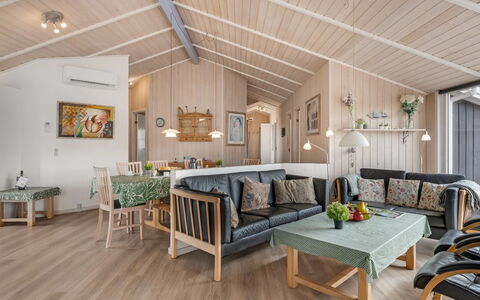 Petkana - 700M from the Sea: Holz, Interior Design, Möbel, Decke, Flooring, Fussboden, Zuhause, Holzboden, Wohnzimmer, Zimmer