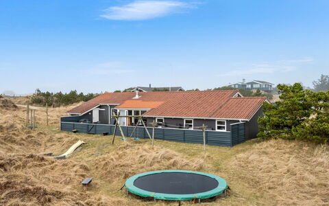Petkana - 700M from the Sea: Haus, Zuhause, Dach, Wohngebiet, Hütte, Estate, Bauernhaus, Rasen, Landscaping, Abstellgleis