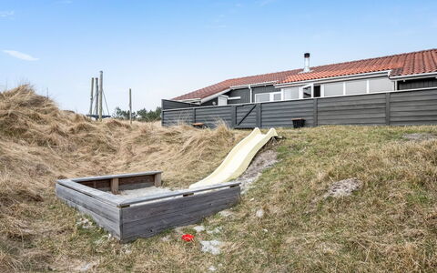 Petkana - 700M from the Sea: Haus, Zuhause, Dach, Wohngebiet, Hütte, Estate, Bauernhaus, Rasen, Landscaping, Abstellgleis