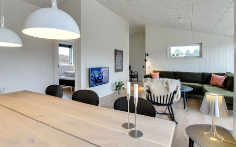 Jirina - 750M from the Sea: Decke, Flooring, Interior Design, Light Fixture, Fussboden, Möbel, Zuhause, Küche & Esszimmer Tisch, Stuhl, Wohnzimmer