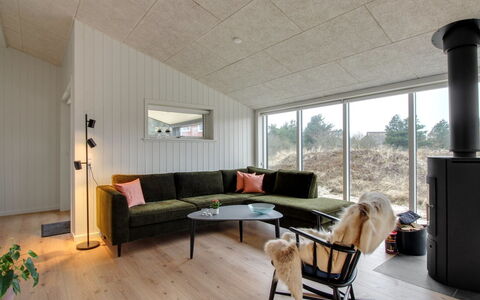 Jirina - 750M from the Sea: Flooring, Decke, Interior Design, Fussboden, Zuhause, Light Fixture, Holzboden, Zimmer, Wohnzimmer