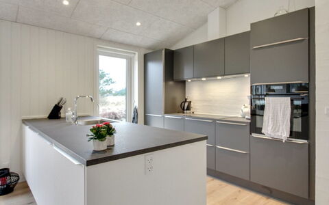 Jirina - 750M from the Sea: Küche, Countertop, Flooring, Interior Design, Küchengerät, Holz, Fussboden, Cabinetry, Möbel, Major Appliance