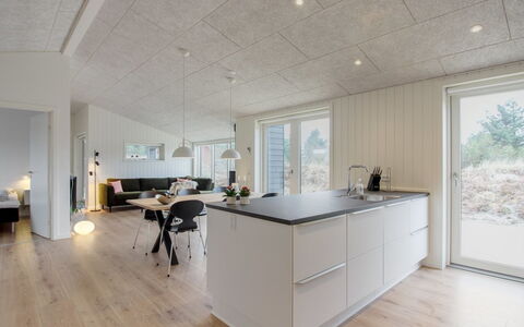 Jirina - 750M from the Sea: Decke, Flooring, Interior Design, Fussboden, Light Fixture, Holzboden, Hartholz, Küche, Countertop