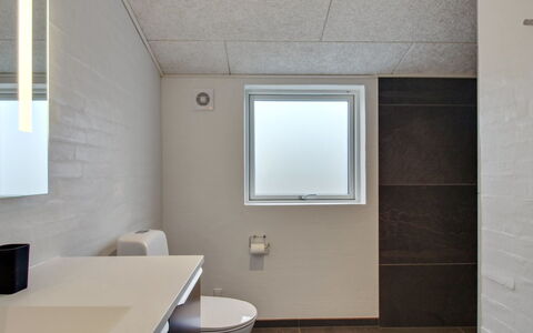 Jirina - 750M from the Sea: Wand, Armatur, Flooring, Badezimmer, Decke, Interior Design, Fussboden, Sinken, Light Fixture, Bad Sink
