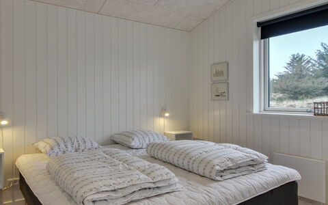 Jirina - 750M from the Sea: Holz, Decke, Schlafzimmer, Interior Design, Bett, Bedding, Bettdecke, Fussboden, Flooring, Bettrahmen